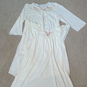 Shadowline Ivory 90s Vintage-Inspired Gown And Robe with Lace Trim Embroidery